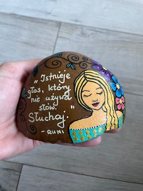 Istnieje głos, który nie używa słów. Słuchaj.